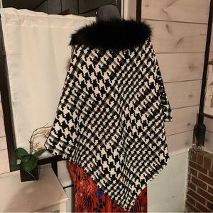 Houndstooth cape with fur collar - one size. Gently used. Perfect for fall 🍁